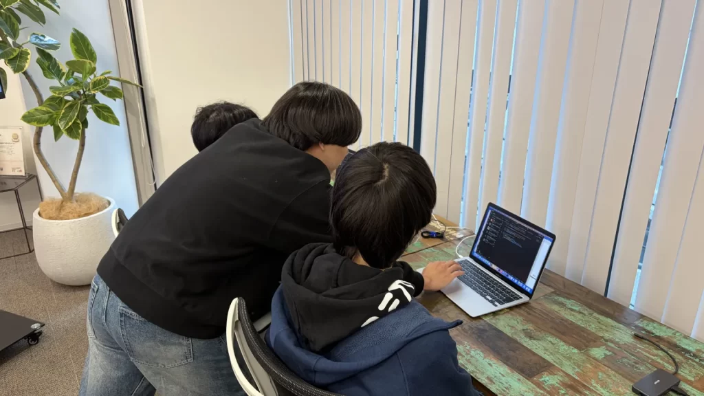 実装課題に取り組む様子